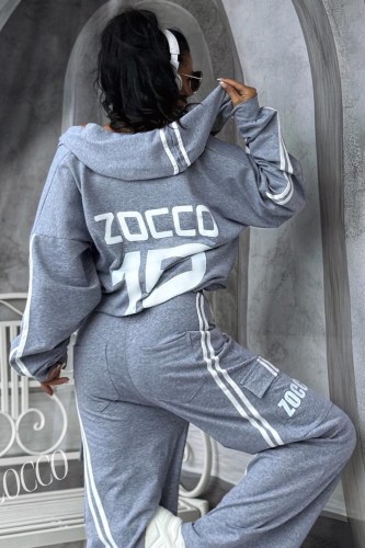 Komplet-od-Zocco-skladajacy-sie-z-bluzy-i-spodni.-Wyroznij-sie-stylowym-i-wygodnym-zestawem-dresowym-marki-Zocco-Ten-modny-komplet-to-polaczenie-sportowego-luzu-i-eleganckich-deta (3).jpg