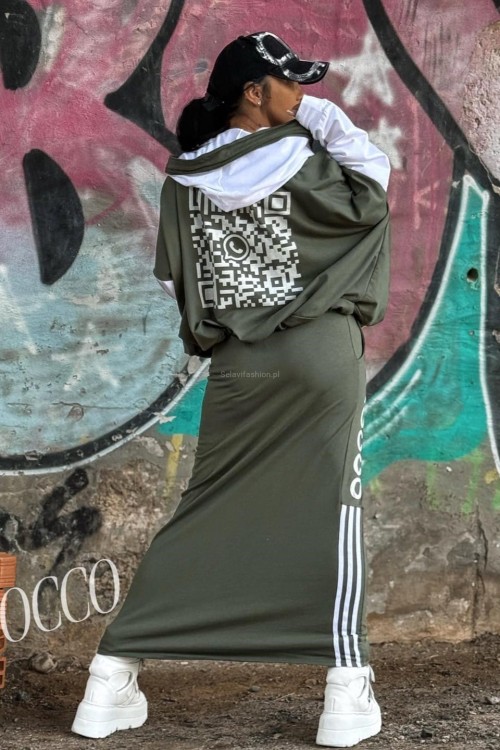 Komplet-od-firmy-Zocco-skladajacy-sie-z-bluzy-z-kapturem-i-spodnicy-na-gumie.-Caly-set-uszyty-z-materialu-bawelnianego. (1).jpg